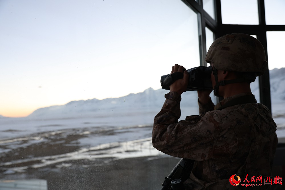 官兵在觀察哨所周邊情況。人民日報記者 瓊達卓嘎攝