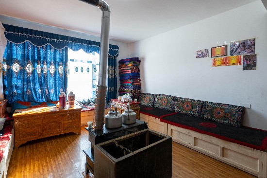 次仁普尺新家的客廳。人民網(wǎng)記者 翁奇羽攝