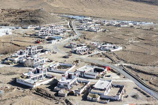 2025年12月11日，西藏定日縣長(zhǎng)所鄉(xiāng)古榮村新貌。人民網(wǎng)記者 翁奇羽攝