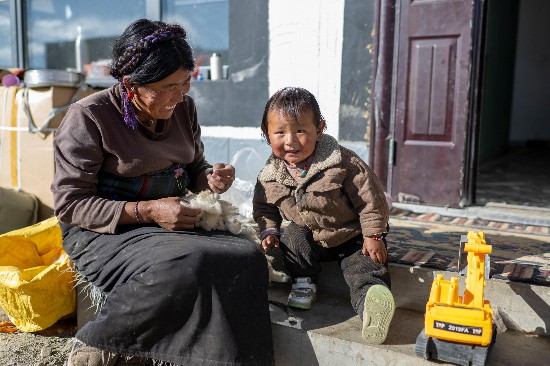 次仁普尺的媽媽在院子里做家務(wù)。人民網(wǎng)記者 翁奇羽攝