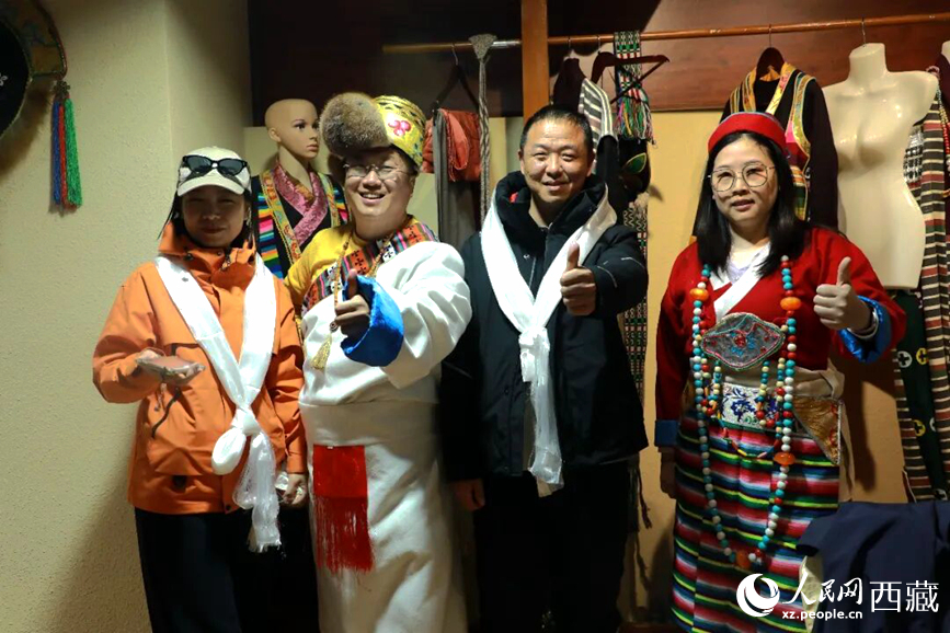 游客在扎西曲登社區(qū)體驗(yàn)藏族服飾文化。大家身著色彩鮮艷的藏裝，佩戴特色飾品，臉上洋溢著喜悅的笑容。人民網(wǎng)記者 吳雨仁攝