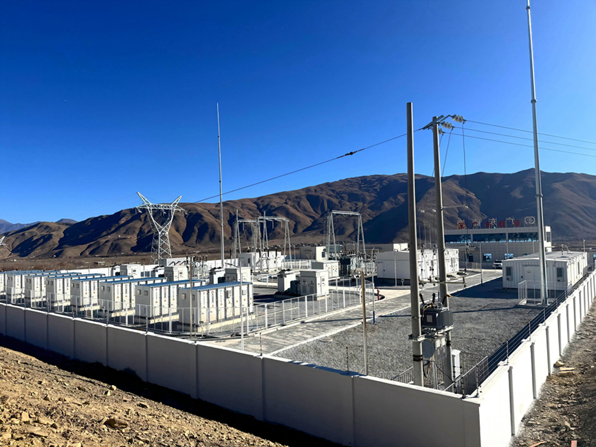 西藏自治區(qū)山南市扎囊縣扎其鄉(xiāng)羅堆村50兆瓦光伏治沙示范項(xiàng)目現(xiàn)場(chǎng)，電網(wǎng)設(shè)施有序運(yùn)行，綠電由此輸送四方。人民網(wǎng)記者 吳雨仁攝