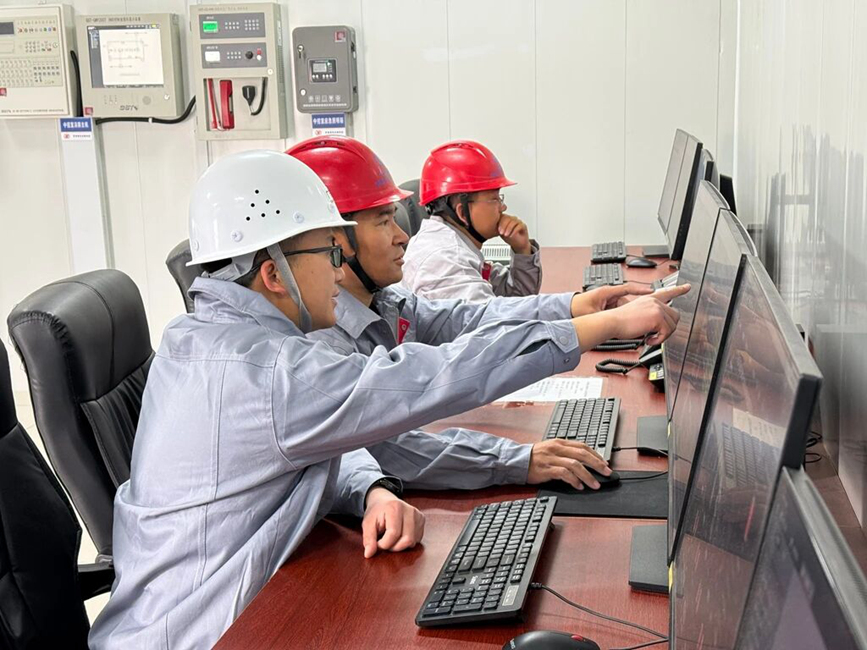 在項(xiàng)目控制室內(nèi)，技術(shù)人員實(shí)時(shí)監(jiān)測(cè)光伏矩陣的運(yùn)行數(shù)據(jù)與發(fā)電情況。人民網(wǎng)記者 吳雨仁攝