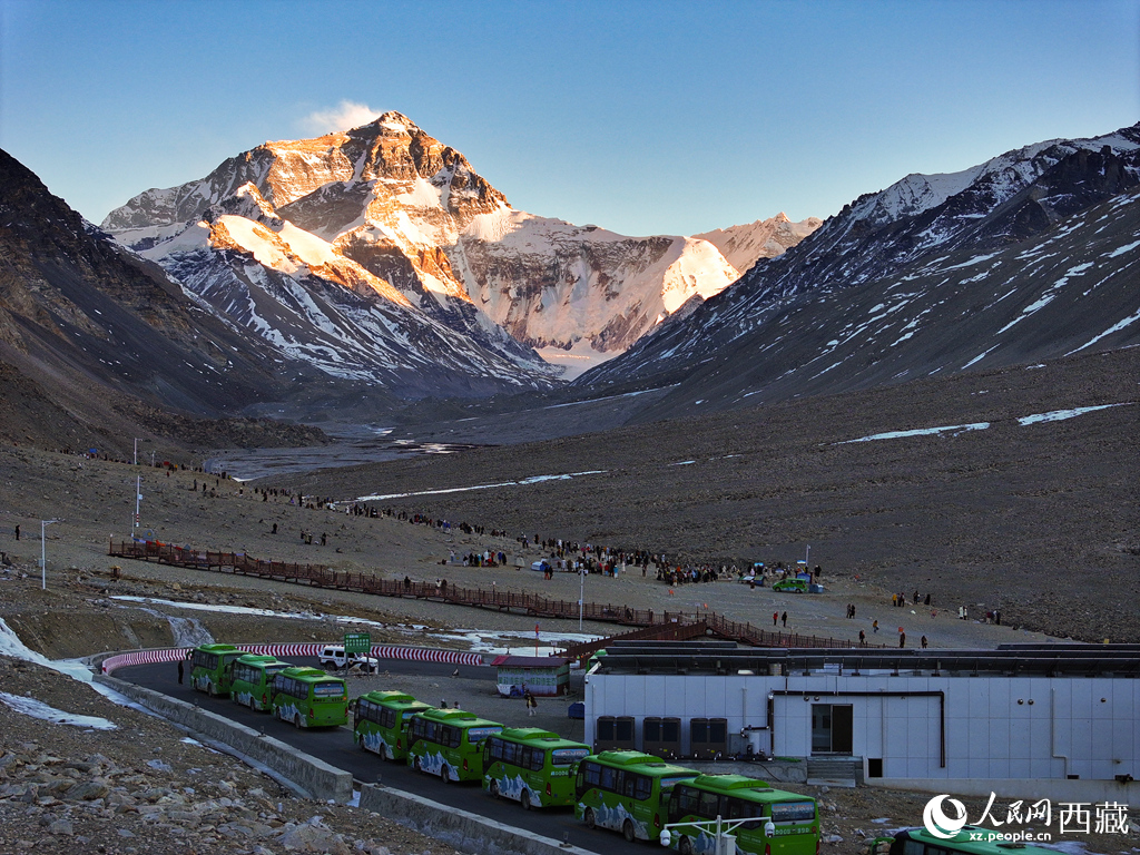 綠巴滿載客望峰巔。人民網(wǎng)記者 吳雨仁攝
