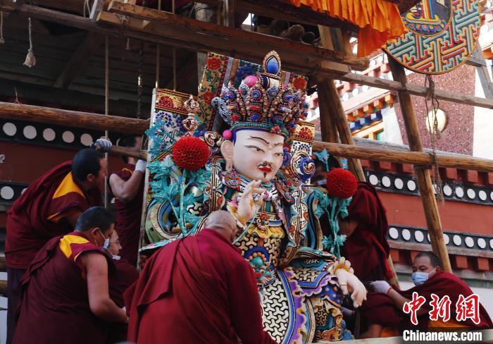 圖為塔爾寺僧人為酥油花搭架子。　馬銘言 攝
