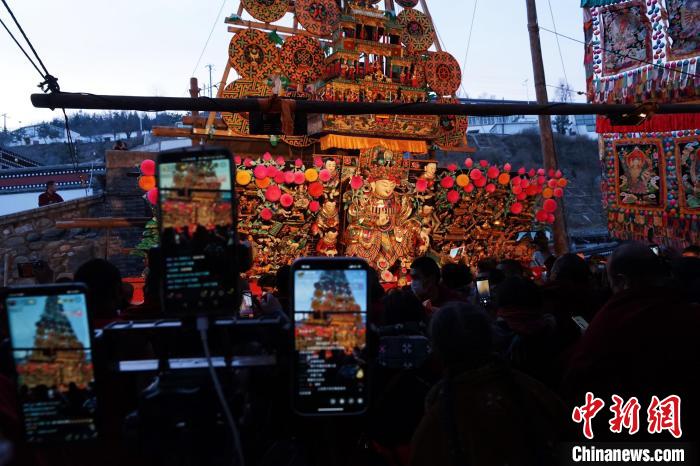 圖為游客直播塔爾寺酥油花展?！●R銘言 攝