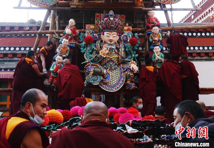 圖為塔爾寺僧人為酥油花搭架子?！●R銘言 攝