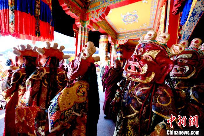 2月19日，楚布寺僧人們佩戴面具準備參加跳神活動?！±盍?攝