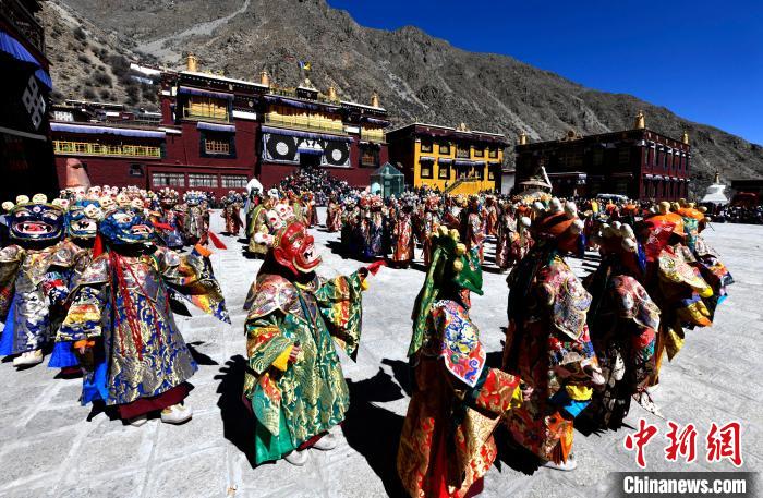 2月19日，楚布寺僧人們佩戴面具參加跳神活動?！±盍?攝