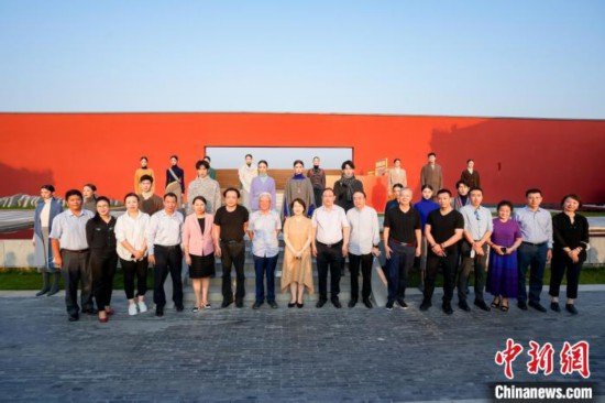 近40套藏式針織系列時裝亮相2022北京時裝周?！”本r裝周供圖