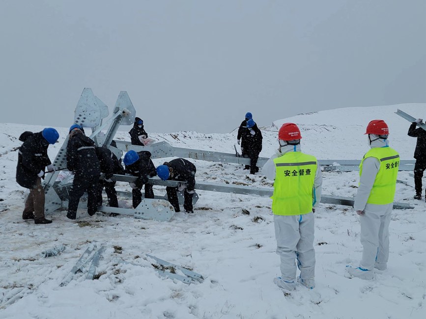 9月13日，電力施工人員正在對改造工器具進行清點和組裝。秦鐘攝