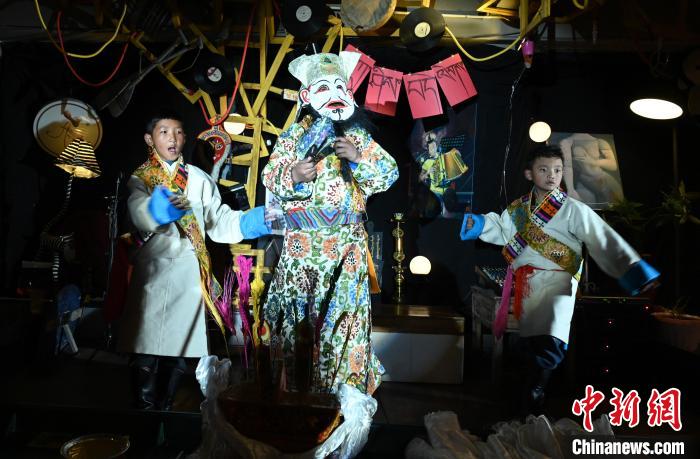 圖為由少兒表演的藏戲在公開場(chǎng)合演出。資料圖 趙朗 攝