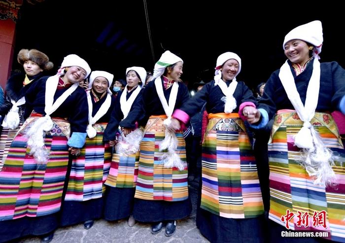 資料圖為2014年12月6日，拉薩民眾歡度“仙女節(jié)”。 <a target='_blank' href='/'><p  align=