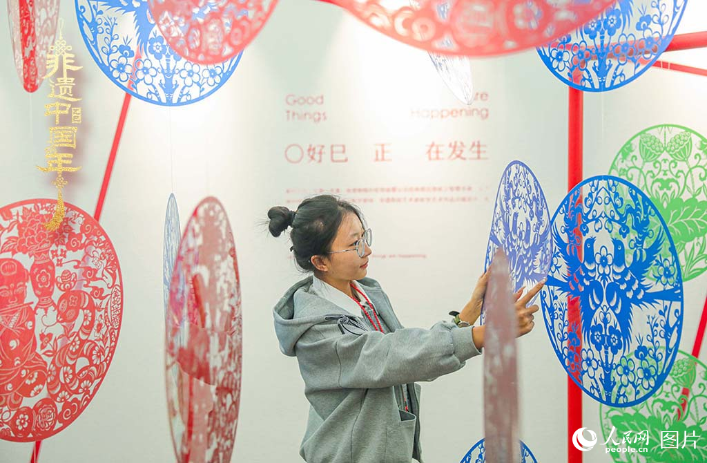 2025年1月30日，在山西太原舉辦的“年自萬物生”——2025山西非遺年俗藝術(shù)展上，由山西省級(jí)非遺代表性傳承人張永忠專門創(chuàng)作的剪紙藝術(shù)裝置吸引青年游客關(guān)注，上下映襯的“巳”字讓年文化煥發(fā)新的生機(jī)。人民網(wǎng)記者 王帆攝