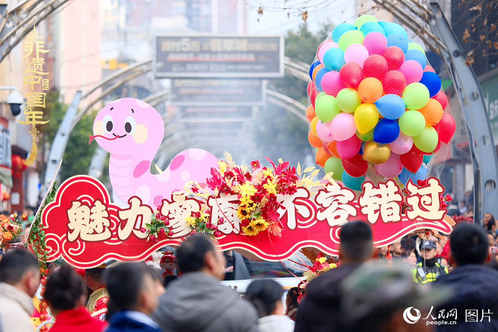 2025年1月29日，大年初一，云南省曲靖市麒麟?yún)^(qū)舉行“千人舞麒麟”活動(dòng)，耍龍舞獅過大年，現(xiàn)場(chǎng)人山人海，熱鬧非凡。人民網(wǎng) 莊志斌攝