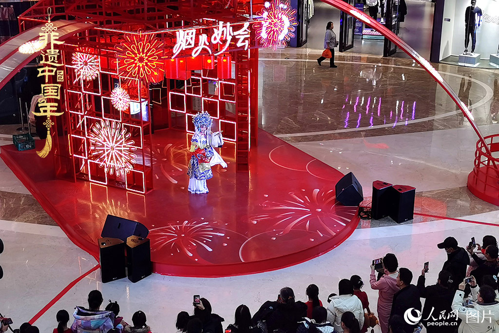 2025年1月29日，大年初一，吉林省京劇團(tuán)亮相長(zhǎng)春“煙火妙會(huì)”，演員們用的精湛技藝，為市民呈上一場(chǎng)韻味悠長(zhǎng)的視聽盛宴，一招一式盡顯京劇魅力?，F(xiàn)場(chǎng)還進(jìn)行了京劇知識(shí)科普，讓傳統(tǒng)文化在互動(dòng)中 “活” 起來，為新春佳節(jié)增添了一抹濃厚的文化底色 。人民網(wǎng)記者 王帝元攝