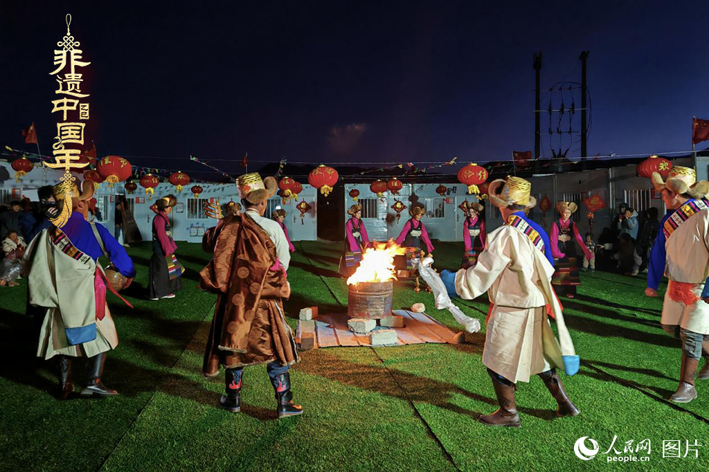 2025年1月28日，西藏自治區(qū)日喀則市定日縣尼轄鄉(xiāng)轄措村升起篝火，跳起鍋莊，迎接新年的到來。（鍋莊舞，又稱為“果卓”、“歌莊”、“卓”等，藏語意為圓圈歌舞，是藏族三大民間舞蹈之一。2006年5月20日，鍋莊舞經(jīng)中華人民共和國國務(wù)院批準(zhǔn)列入第一批國家級(jí)非物質(zhì)文化遺產(chǎn)名錄）人民網(wǎng)記者 次仁羅布攝