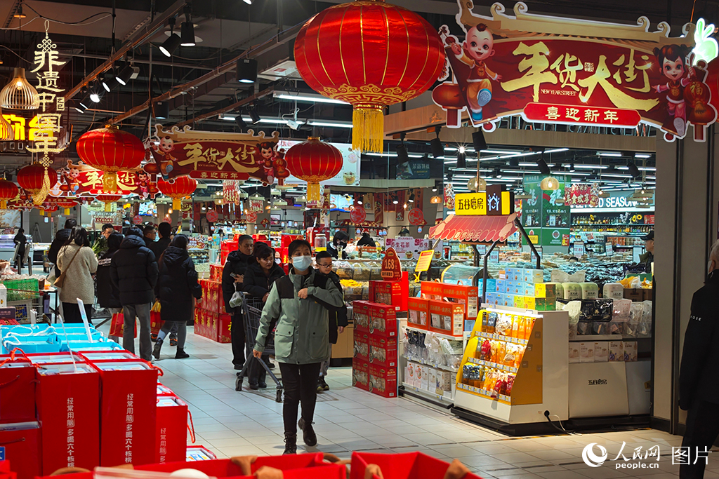 2025年1月28日，在河北省三河市的一家超市，市民們正在采購年貨。人民網(wǎng)記者 翁奇羽攝