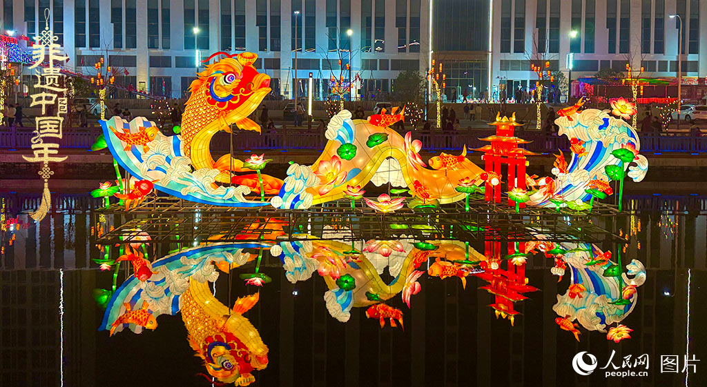 2025年1月22日，2025潛江燈會(huì)如約亮燈，近百組主題花燈、300余組裝飾彩燈一一亮相，吸引眾多游客觀賞。潛江燈會(huì)是湖北省潛江地區(qū)春節(jié)、元宵期間全民趕會(huì)的綜合性傳統(tǒng)民俗活動(dòng)，2021年入選第五批國家級(jí)非物質(zhì)文化遺產(chǎn)代表性項(xiàng)目名錄。人民網(wǎng)記者 張雋攝