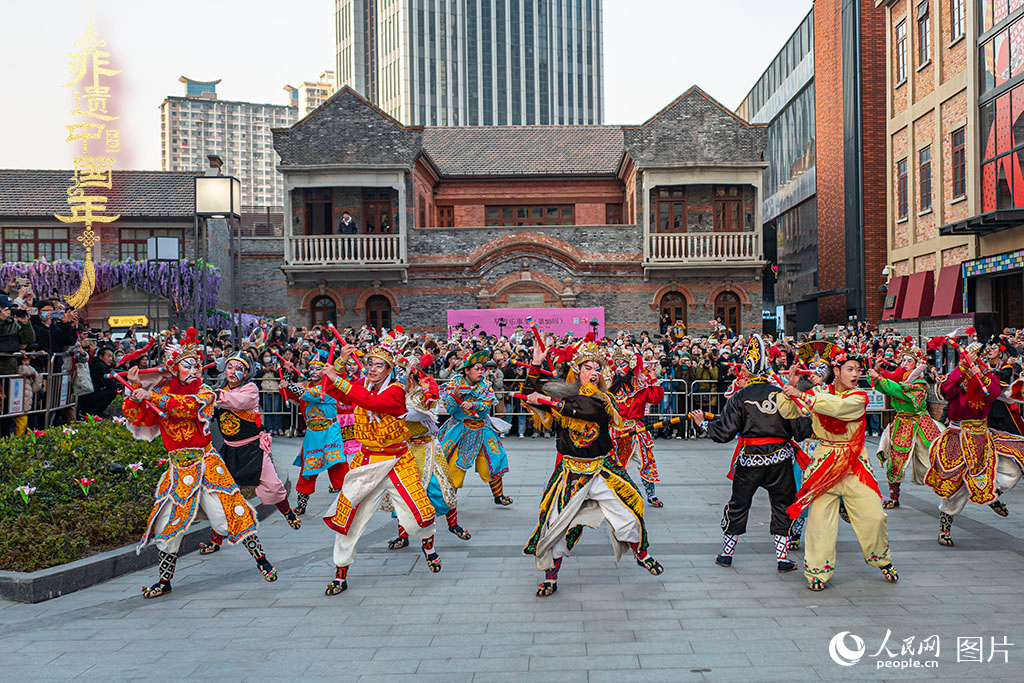 2025年1月19日，上海虹口區(qū)的今潮8弄，精彩的潮汕英歌舞上演，吸引市民駐足觀看。人民網(wǎng)記者 王初攝