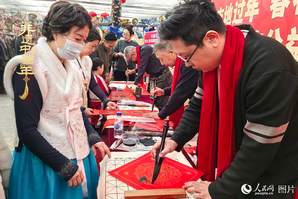 新春佳節(jié)之際，長(zhǎng)春農(nóng)博園冬季展會(huì)火熱進(jìn)行，展廳內(nèi)，書法家現(xiàn)場(chǎng)書寫“福”字，市民游客紛紛上前迎春接“福”。人民網(wǎng)記者 王海躍攝