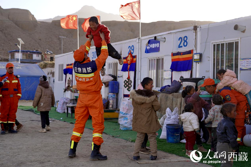 熱木青村安置點(diǎn)，消防員們同孩子們嬉戲玩耍。人民網(wǎng)記者 次仁羅布攝