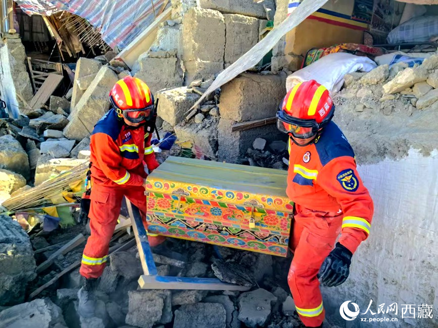 消防救援人員搜救受災(zāi)群眾財(cái)產(chǎn)。人民日?qǐng)?bào)記者 徐馭堯攝