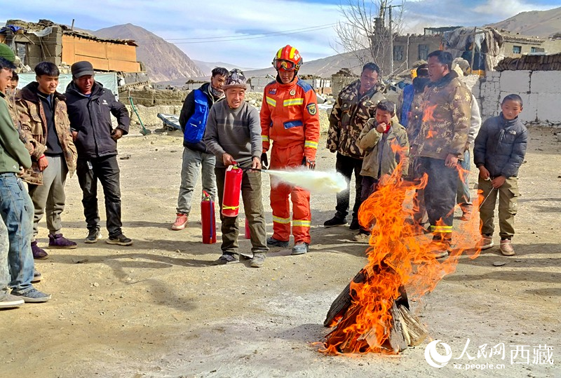 消防救援人員在安置點(diǎn)組織開展滅火實(shí)戰(zhàn)演練。人民日?qǐng)?bào)記者 徐馭堯攝