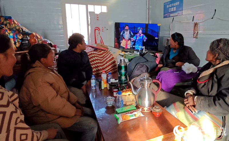 群眾在安置點板房內(nèi)看電視。人民網(wǎng)記者 吳雨仁攝