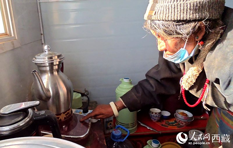 達(dá)瓦次仁的媽媽在做酥油茶。人民網(wǎng)記者 吳雨仁攝