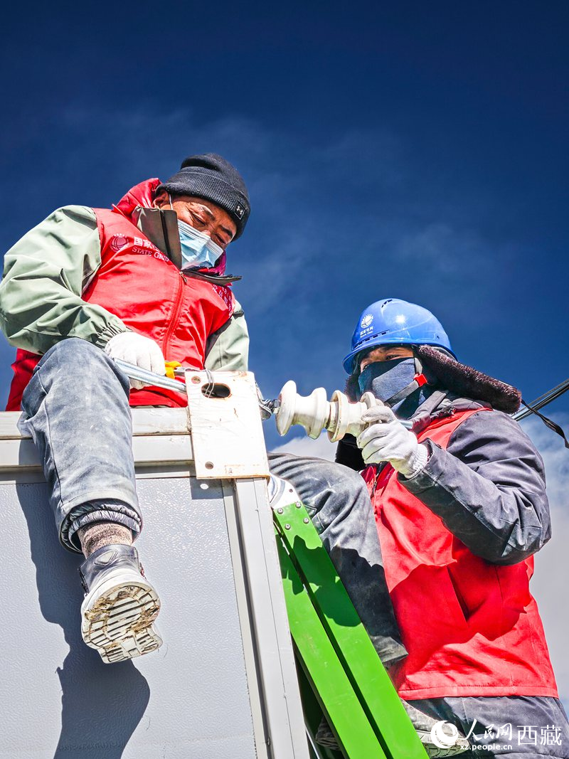 國網(wǎng)日喀則共產(chǎn)黨員服務(wù)隊隊員檢查板房線路。人民網(wǎng)記者 吳雨仁攝