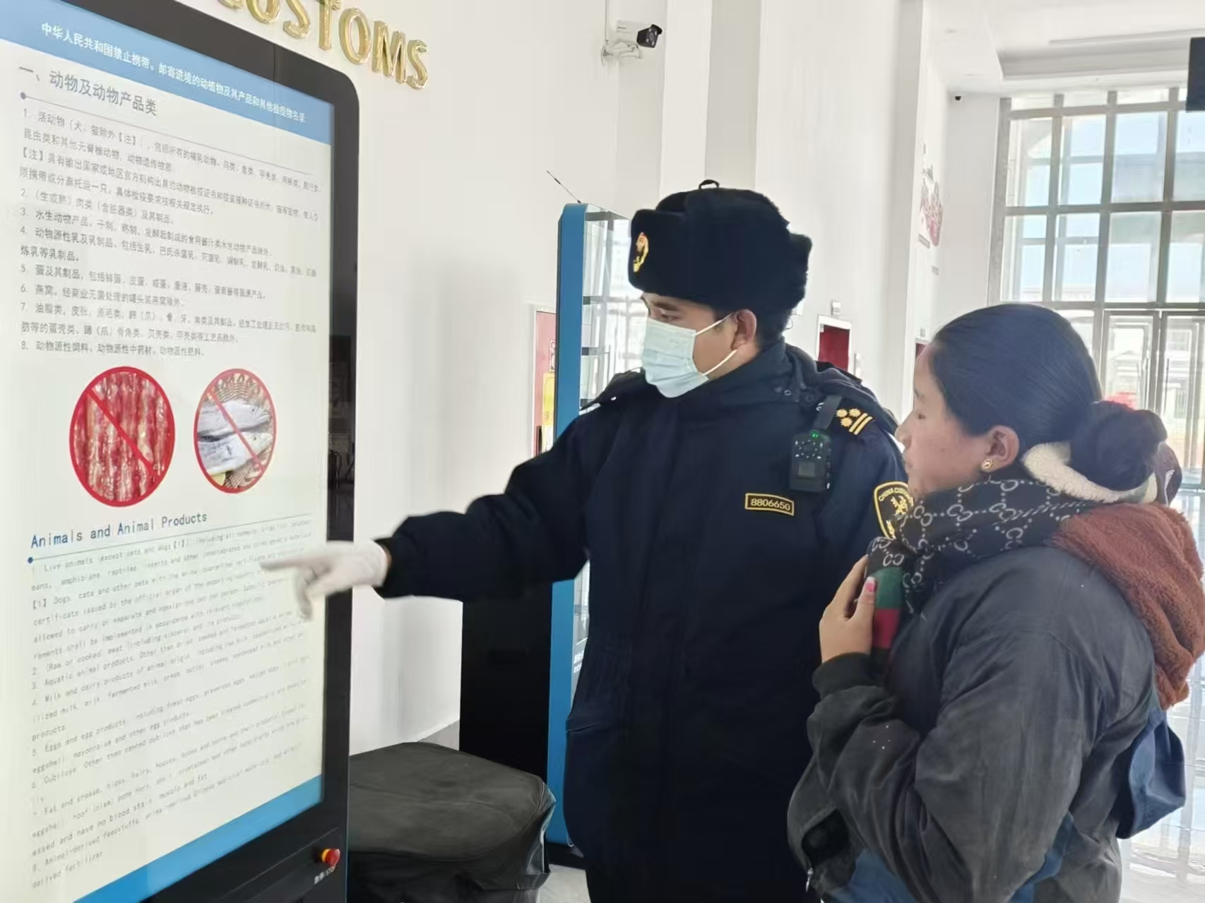 海關(guān)關(guān)員對(duì)入境邊民進(jìn)行禁止攜帶、郵寄進(jìn)境動(dòng)植物及其產(chǎn)品解讀。次旺久美攝