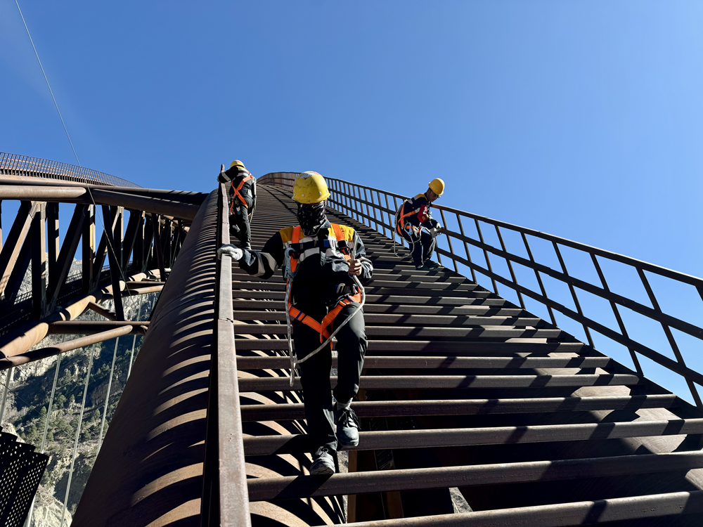 橋拱檢修。馬生明攝