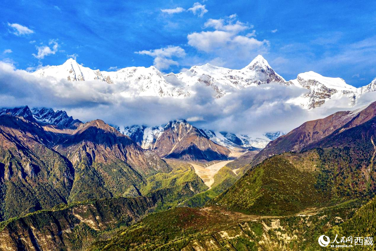 無人機航拍南迦巴瓦峰。