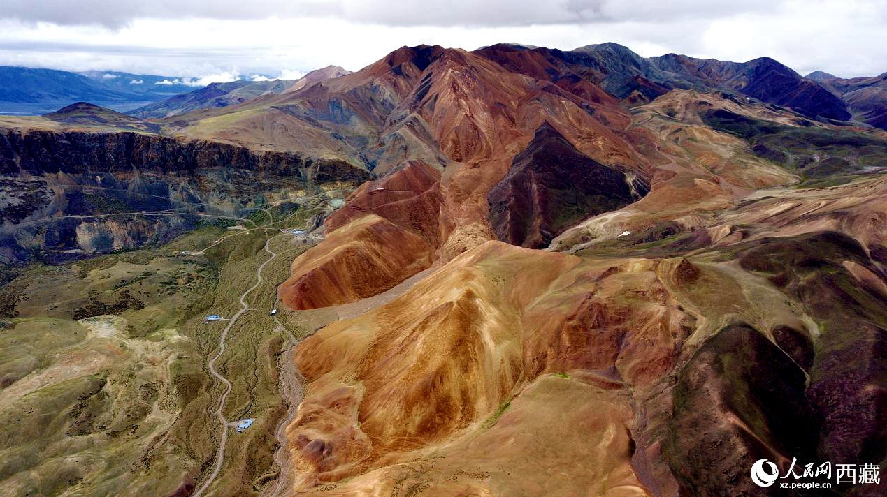 西藏阿里地區(qū)札達縣境內(nèi)的山丘，因大地礦石的緣故而變得色彩豐富，當?shù)厝朔Q之為“五彩山”。