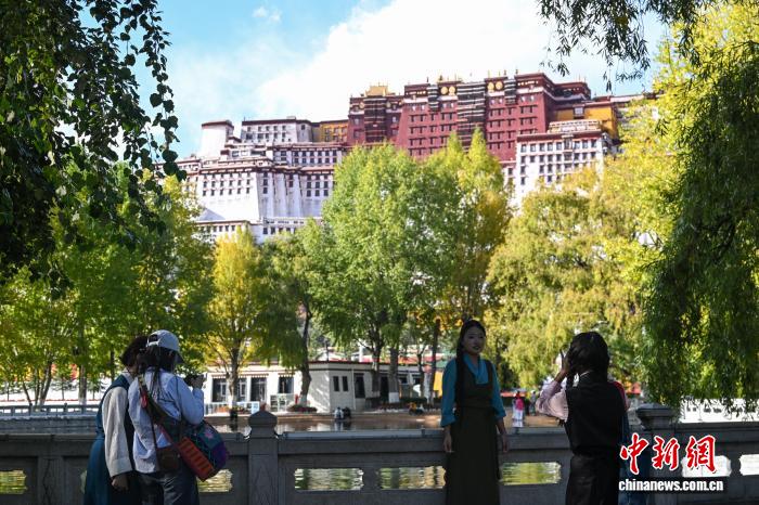 拉薩秋日：藍天襯金葉古城煥新顏