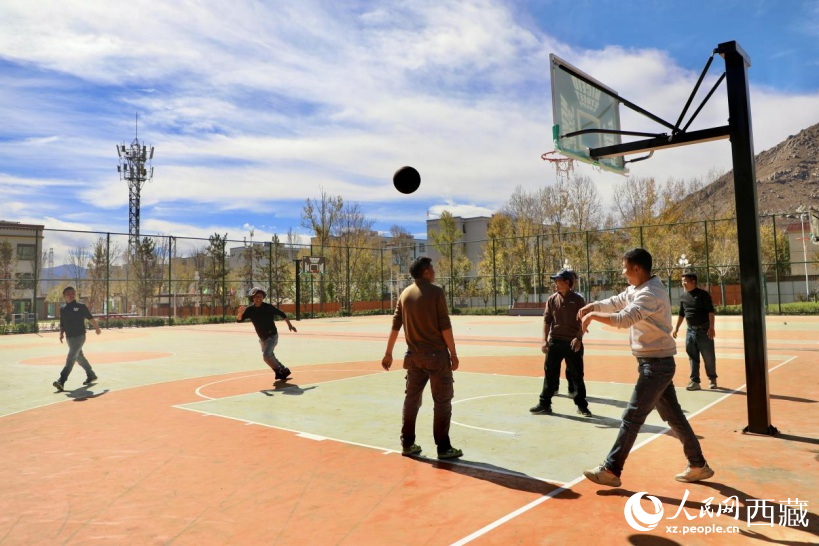 圖為周邊居民在公園內(nèi)打球。人民網(wǎng)記者 次仁羅布攝