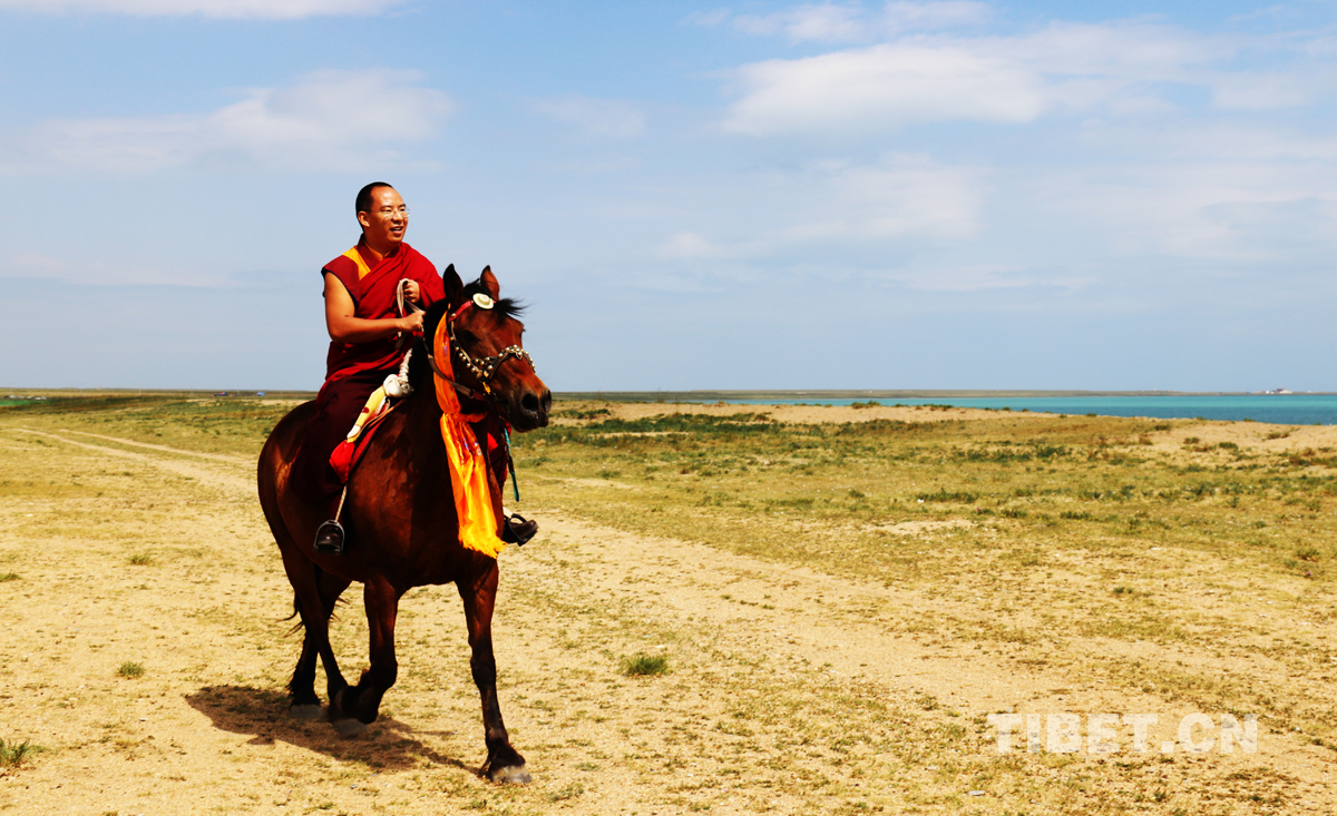 班禪大師在青海湖邊策馬馳騁2。攝影： 噶哇扎西.jpg