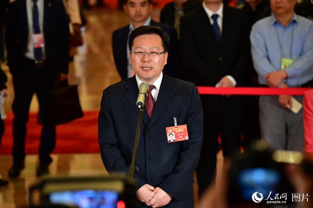 全國(guó)政協(xié)委員、中國(guó)聯(lián)通研究院院長(zhǎng)張?jiān)朴陆邮苡浾卟稍L(fǎng)。