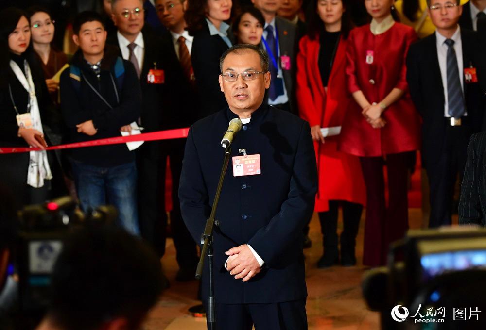 全國政協(xié)委員、湖南省生態(tài)環(huán)境廳副廳長潘碧靈接受記者采訪。