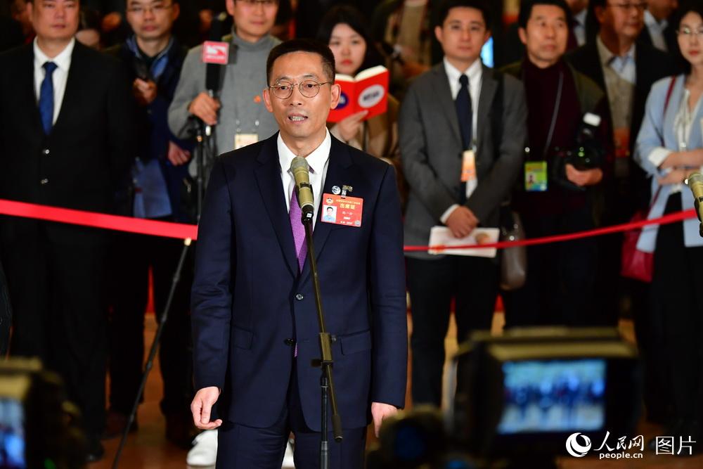 全國政協(xié)委員、西湖大學校長施一公接受記者采訪。