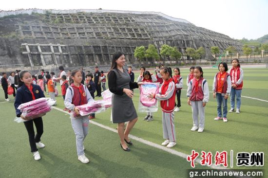 修文縣組織搬遷戶子女開展戶外拓展活動，捐贈愛心物資。