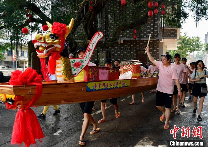 圖為5月29日，長樂江田鎮(zhèn)村民們推著新龍舟前行?！埍?攝