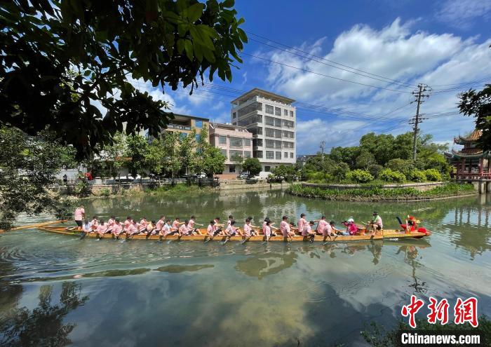 圖為5月29日，長樂江田鎮(zhèn)新龍舟入水后在水中劃行?！埍?攝