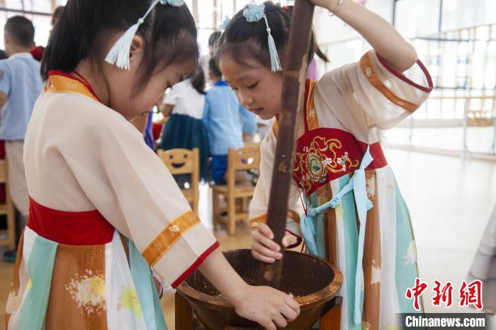 圖為小朋友們參加“將樂擂茶”制作。　董觀生 攝