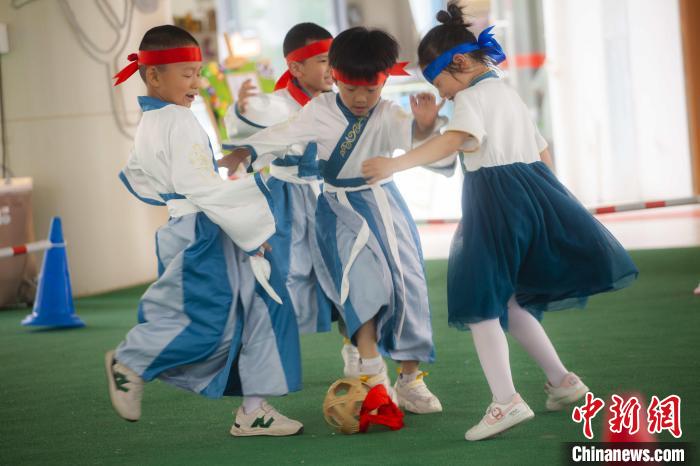 圖為小朋友們開展蹴鞠比賽?！《^生 攝