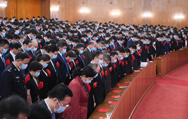 2020年9月8日上午，全國抗擊新冠肺炎疫情表彰大會在北京人民大會堂隆重舉行。這是全場肅立，向新冠肺炎疫情犧牲烈士和逝世同胞默哀。