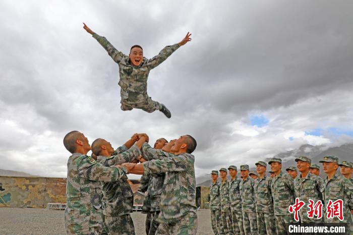 新兵進(jìn)行“空中燕子飛”。　王鵬程 攝