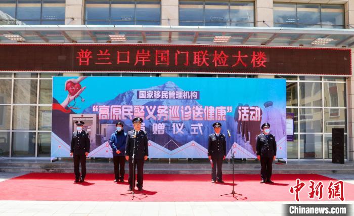 圖為捐贈儀式現(xiàn)場?！「駸?攝