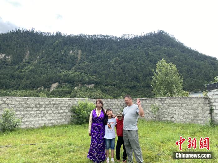 周勁名一家。彭寧鈴 攝